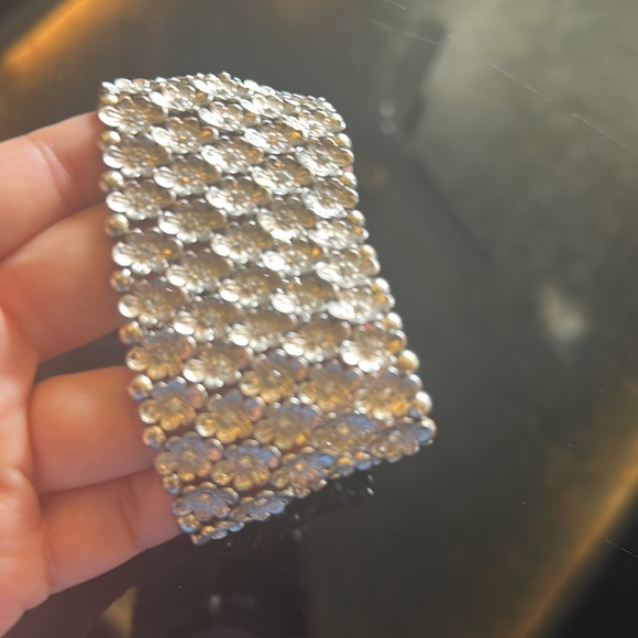 NWT Stunning Wrist cuff done in a silver finish with delicate flowers & crystal - Picture 7 of 13